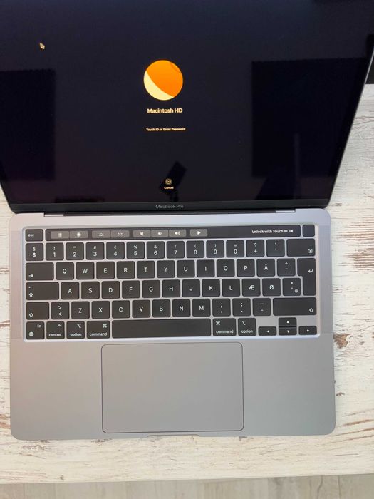 Macbook pro 13 inchi  M2 16 GB 256 B