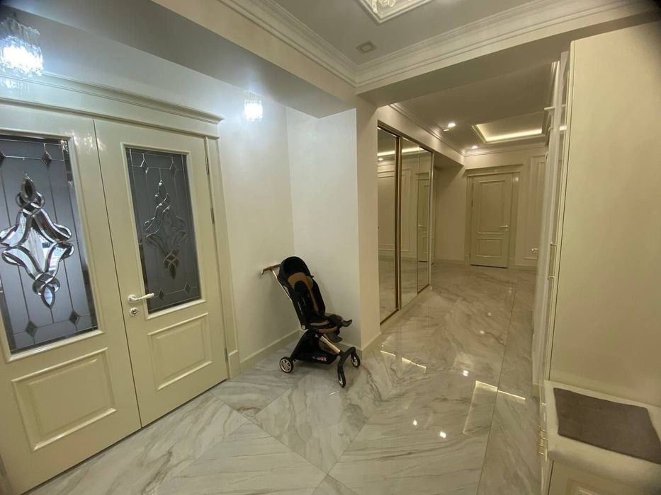 Продается 5ти ком квартира в новостройке, ор-р: улица Нурафшон, 187м²