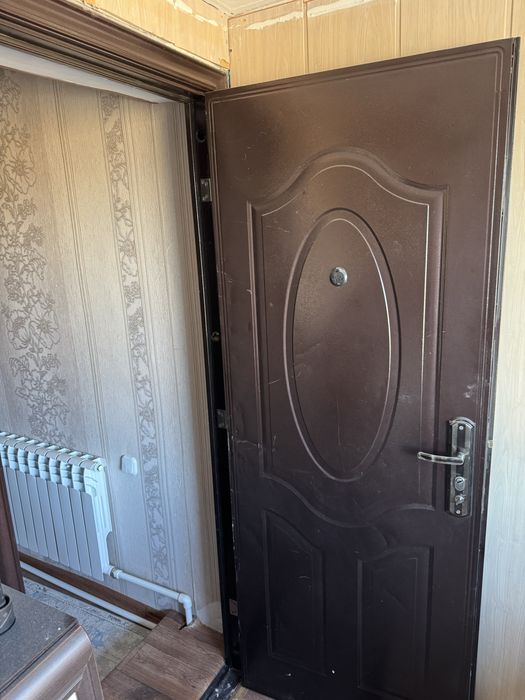 Продам металлическую входную дверь