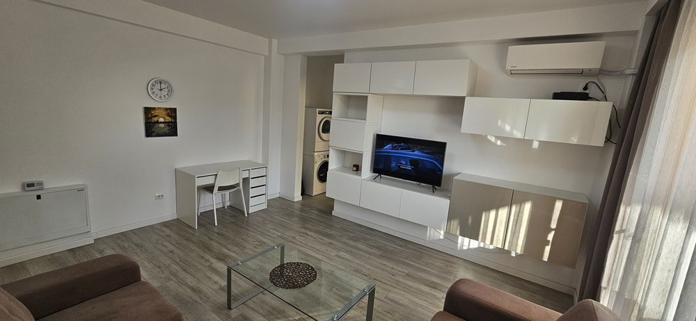 Proprietar închiriez apartament 2 camere, bloc nou, zonă Centrală, cu loc de parcare inclus in curte