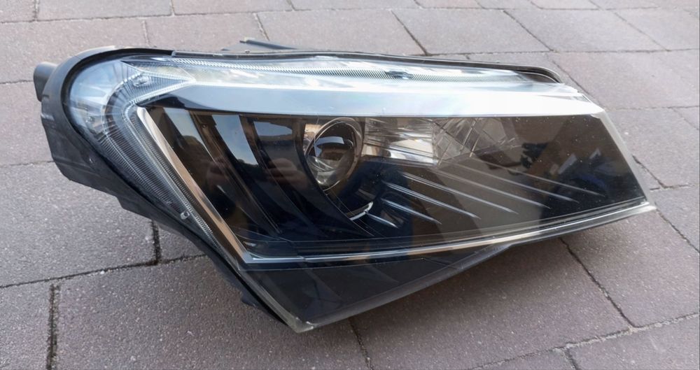 Ляв и десен фар Шкода Суперб ксенон SKODA SUPERB 3 III 3V0 BI-XENON LED 15-19--