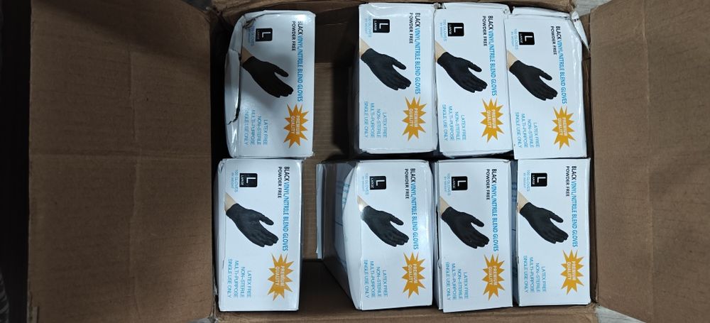 Черные перчатки виниловые нитриловые