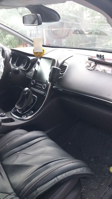 Vând Renault avariat