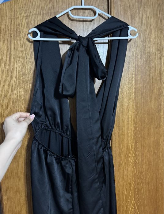 Salopeta neagra, eleganta si sexy
