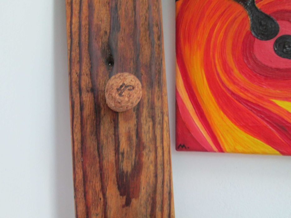 дървена закачалка- с тапи от шампанско