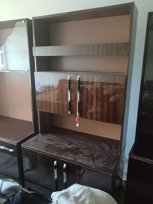 Подарявам мебелите от снимките. Намират се в град Каварна. Трябва да се вземат от място. Телефон за връзка 0886722621 Георги.