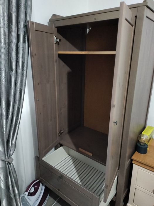 Dulap și masa înfășat din lemn Ikea