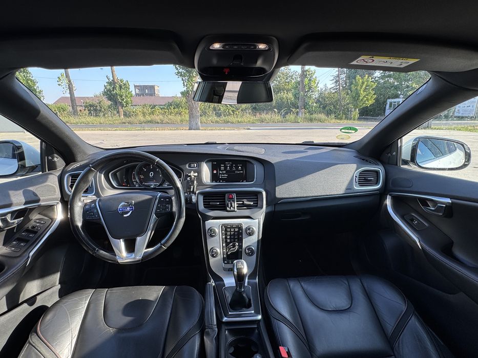 Volvo V40 Ocean Race/panorama/camera/distronic/lane/side/190cp/rate/garantie