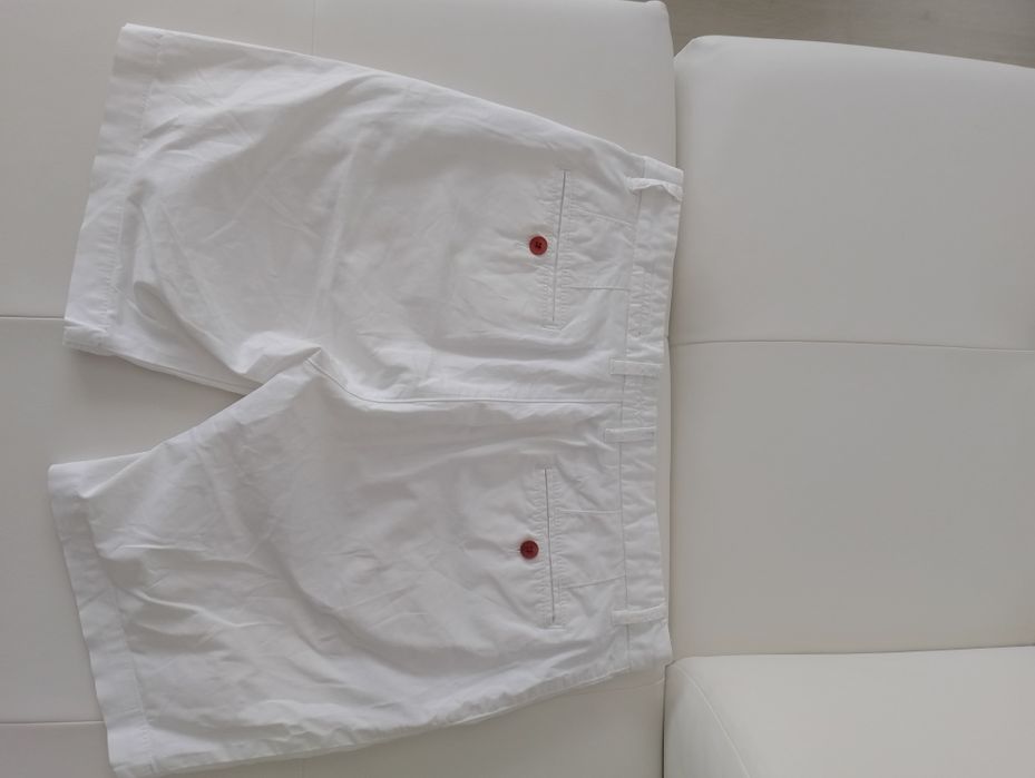 Vând bermude bărbătești ,C &A,produs de calitate,ca și noi.