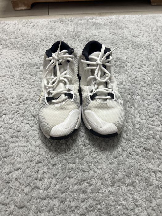 Vand adidasi …….