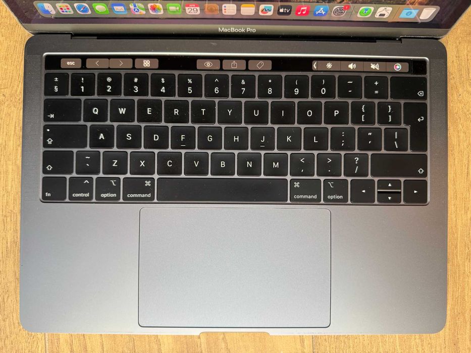 Apple Macbook Pro 13-inch 2018 - i7 - 16 GB RAM- 250 GB SSD + Apple Magic Mouse