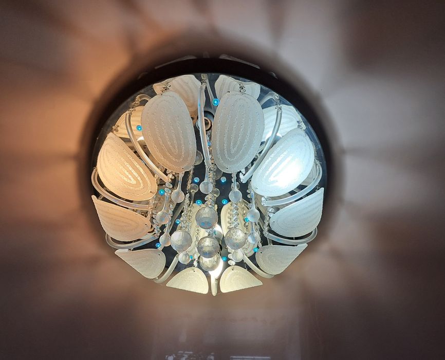 Продам люстры красивые