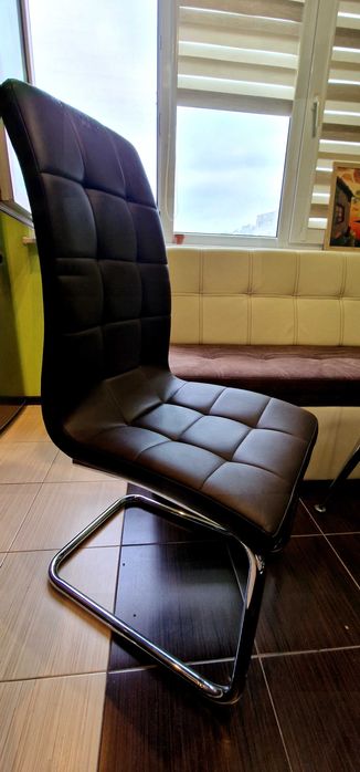 Стъклена трапезна маса с четири стола