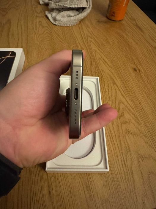 Iphone 16 pro natural titanium 128gb с оставаща още 18 месеца гаранция