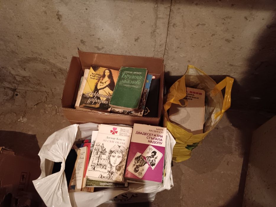 Подаряват се стари книги