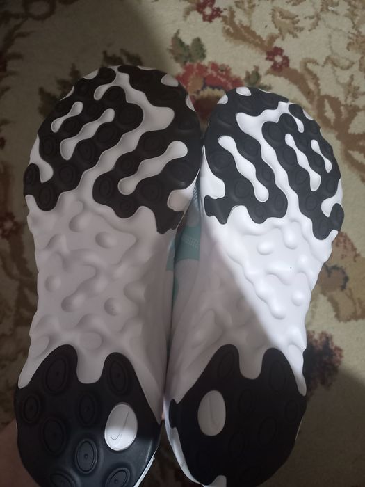 Новые кроссовки Nike