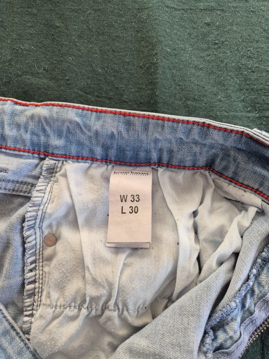 Продавам два броя нови дънки BRUNO BANANI