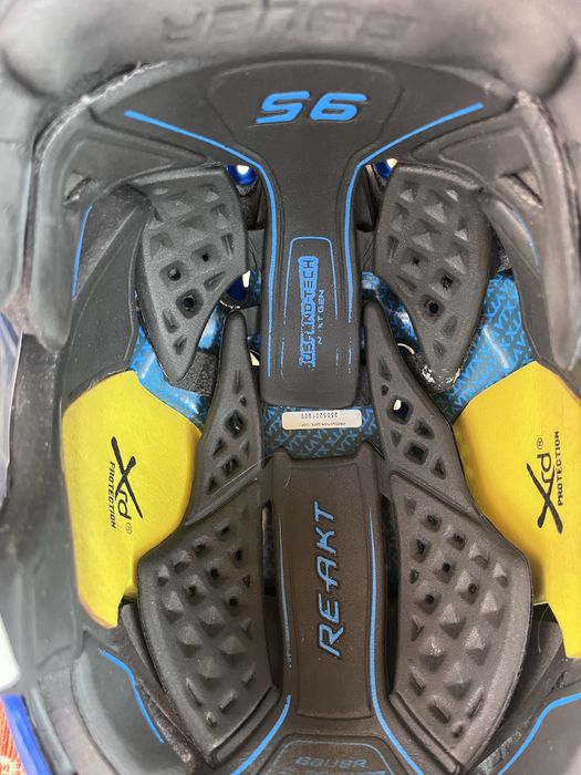 Хоккейная форма CCM коньки Ваuer