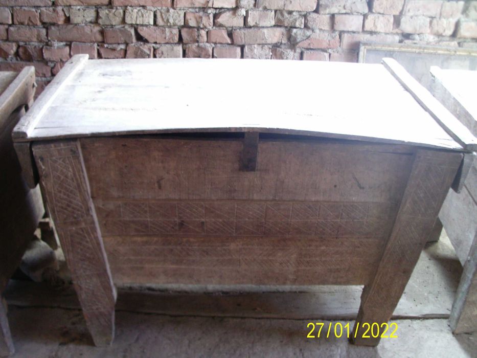 Антични ръчно резбовани Български ракли за чеиз. Народно творчество.