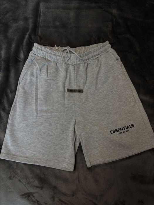 Pantaloni esentials,pret negociabil