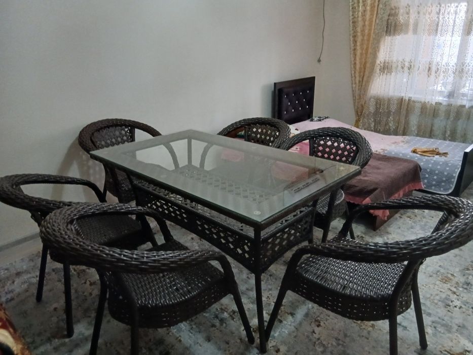 Rattan mebel to'plami sotiladi: stol va stullar. Mebel yaxshi holatda.
