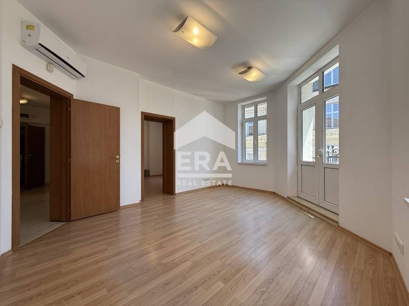 Дава се под наем Офис в София, Център - 116 кв.м за 1759.5 € - Снимка #2