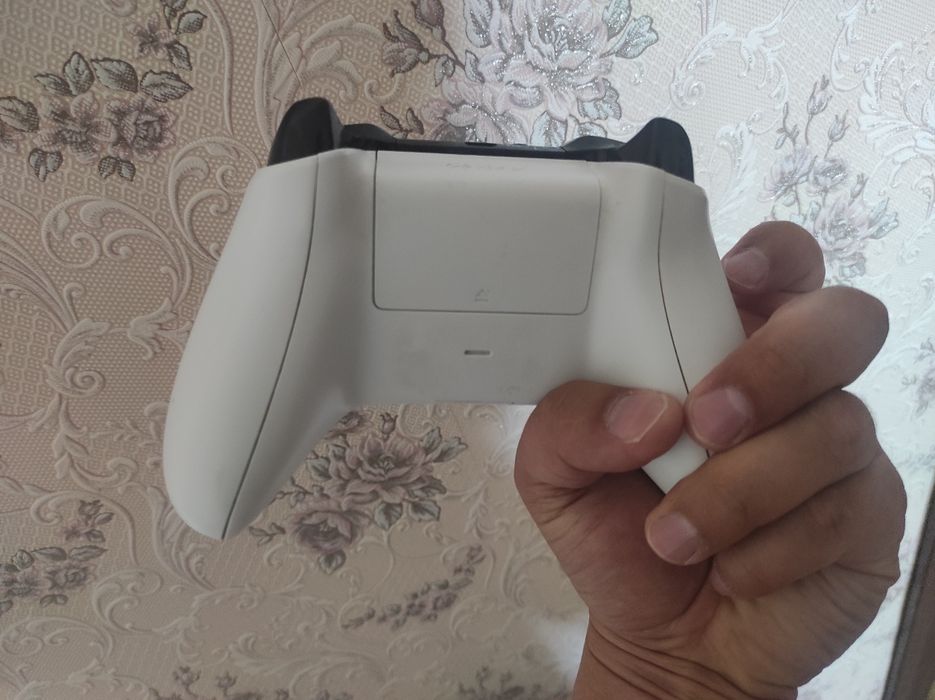 X-Box  one S 500 GB, приставка с джостиком (геймпадом) вместе.