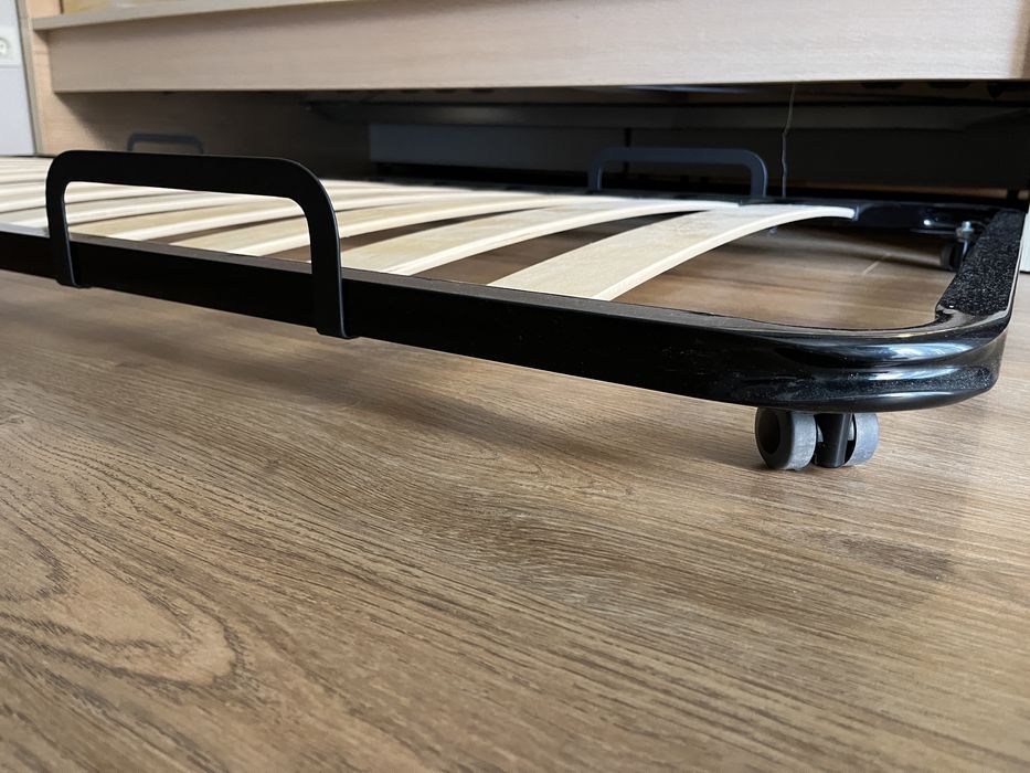 Помощно детско легло next to me с колелца, скриващо се под леглото