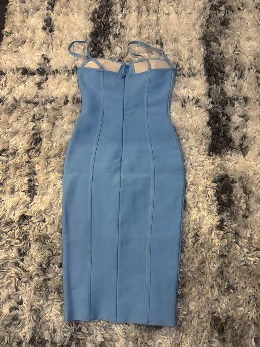 Рокля за празднични дни от еластичен плат ,подплатена на бюста