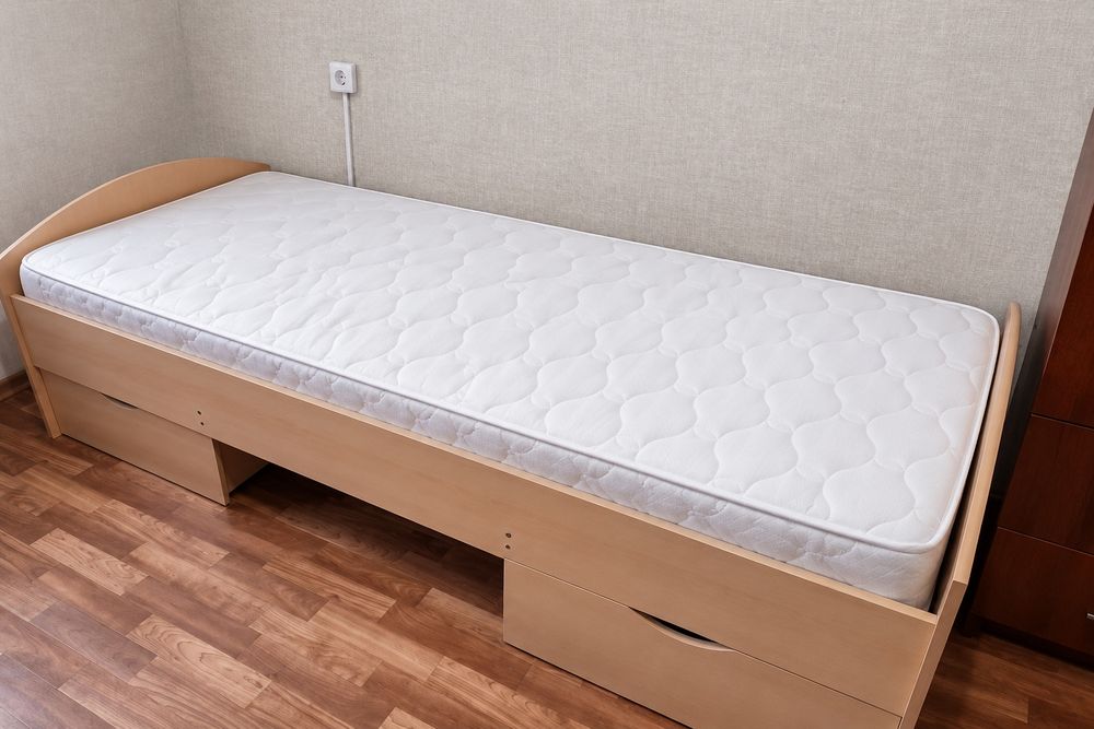 Продам кровать с матрасом
