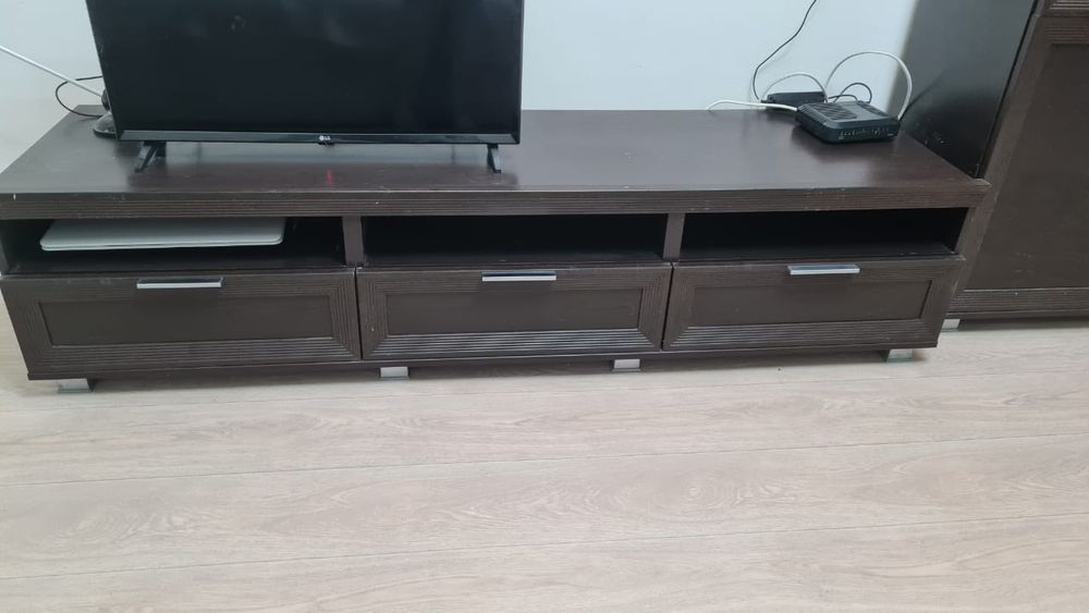 Продам тв тумбу.