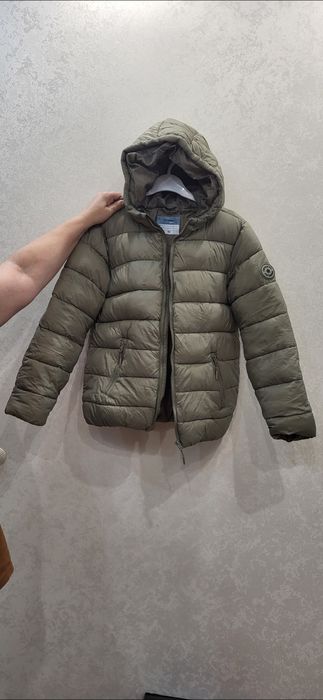 Продам детскую новую куртку