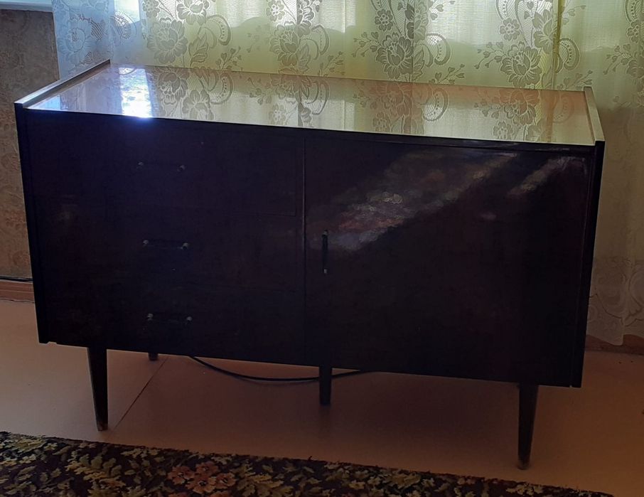 Тумбочка полированная