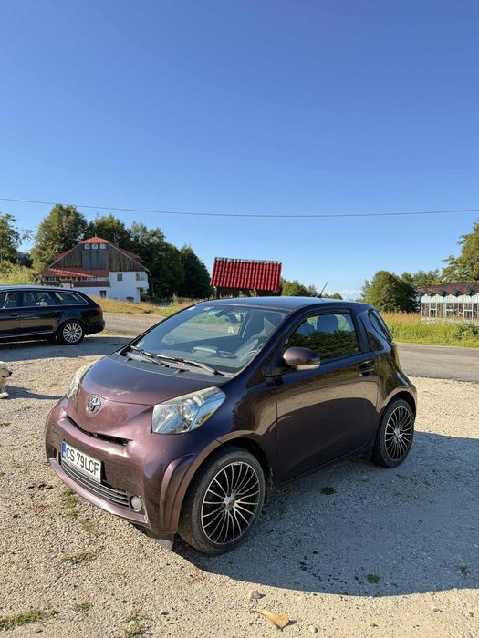 Vand masina marca Toyota iq,
