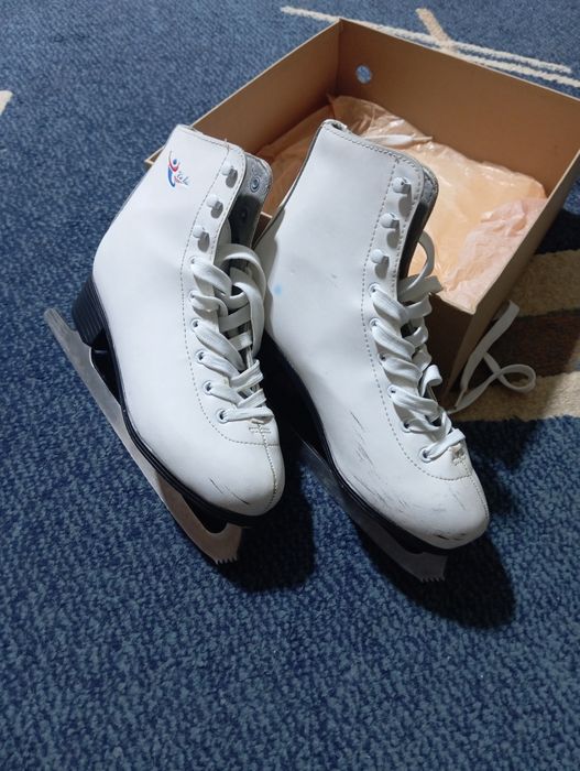 Продам фигурные коньки