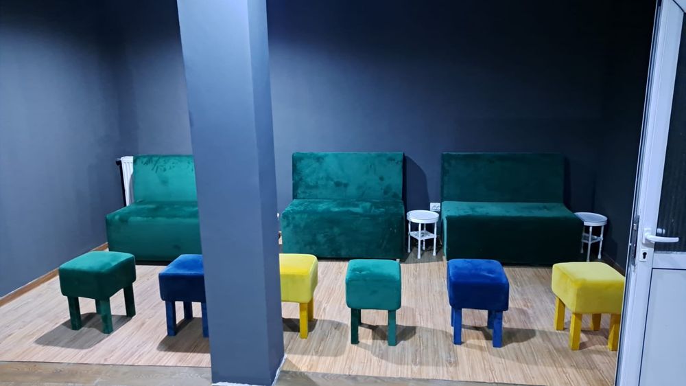 Canapele,fotolii,mese,scaune,casierie-masa de bar/mobilier cafenea/bar