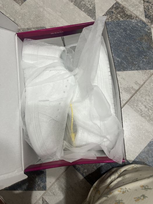 СРОЧНО ТОРГ! Абсолютно новые кроссовки