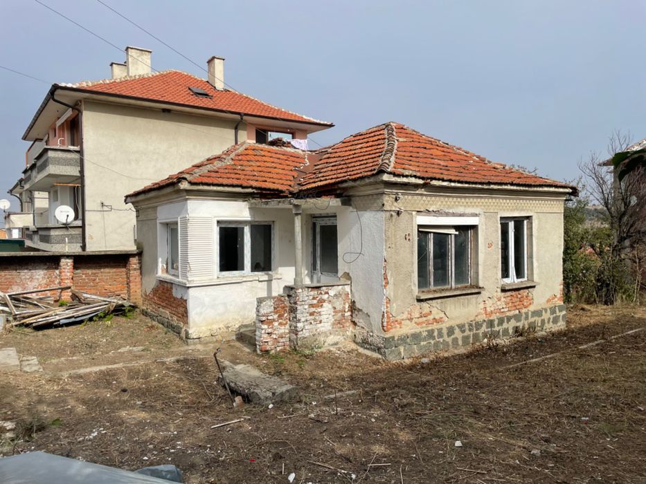 Къща с дворно място в Карнобат ТОП ЦЕНА