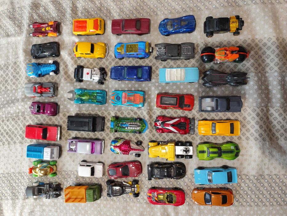 Hot Wheels - Мега транспортьор-автовоз с 40 колички към него