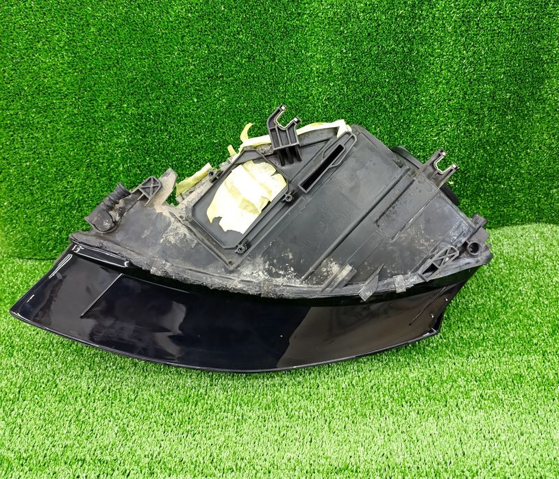 Десен фар Ауди А4 Б8 завиващ