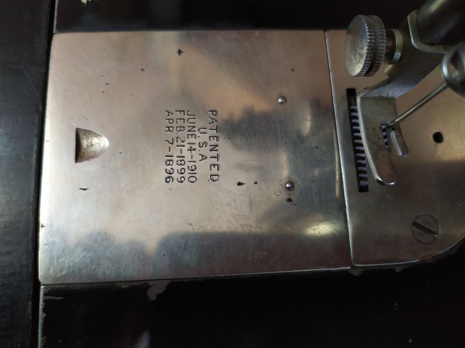 Швейная машинка Зингер