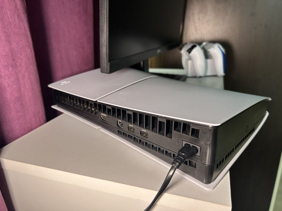 Kit gaming cu PS5 slim 825 GB