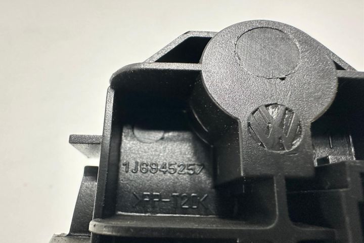 Soclu Stop Stanga  1j6945257 Volkswagen VW Golf a 4-a generatie