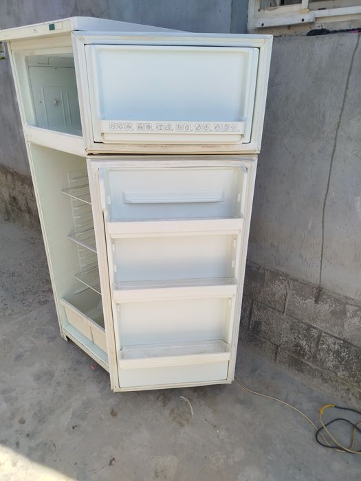 Продаю двух камерный холодильник
