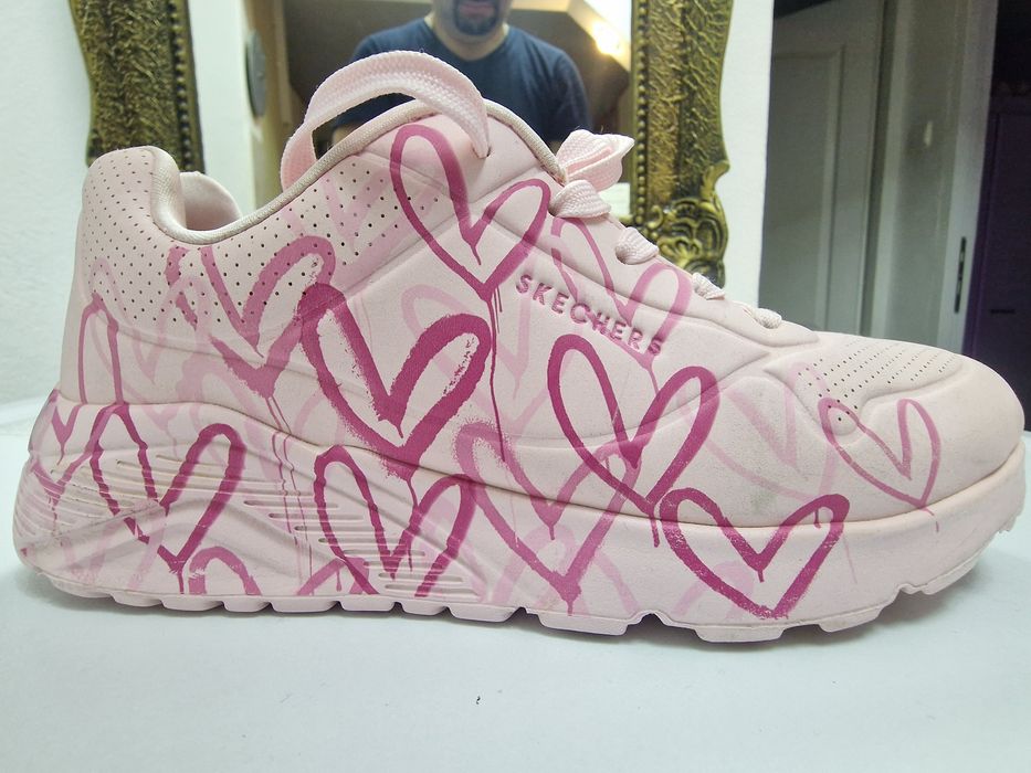 papuci Skechers roz, fete, cu inimioare marime 36,5