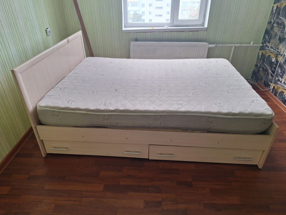 Двуспальная кровать