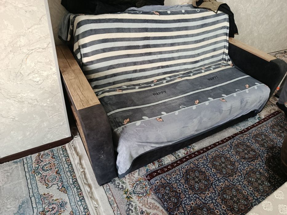 Divan sotiladi srochni