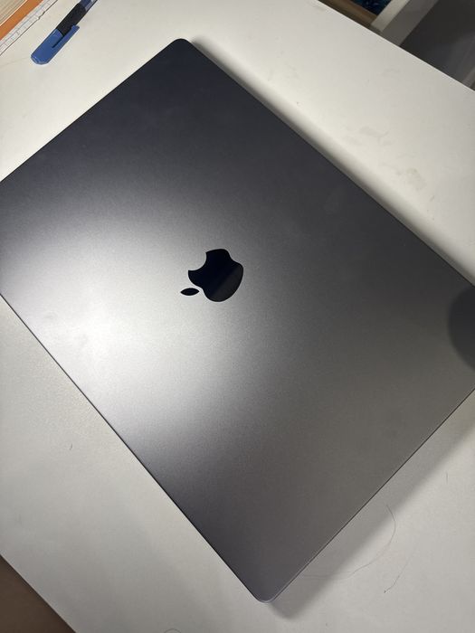 Продам Макбук 16 про 2023 года