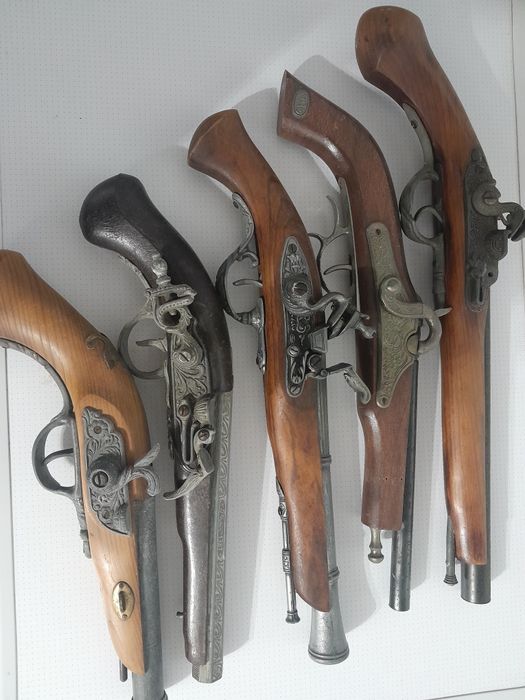 Pistoale panoplie