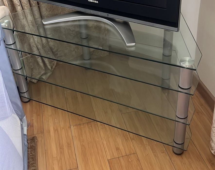 Стеклянные тумбы